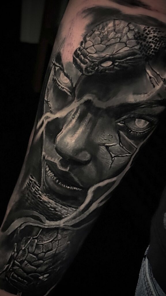 Tatuaje de Cobertura Pájaro Carpintero INKsbruck Tattoo Studio en Innsbruck