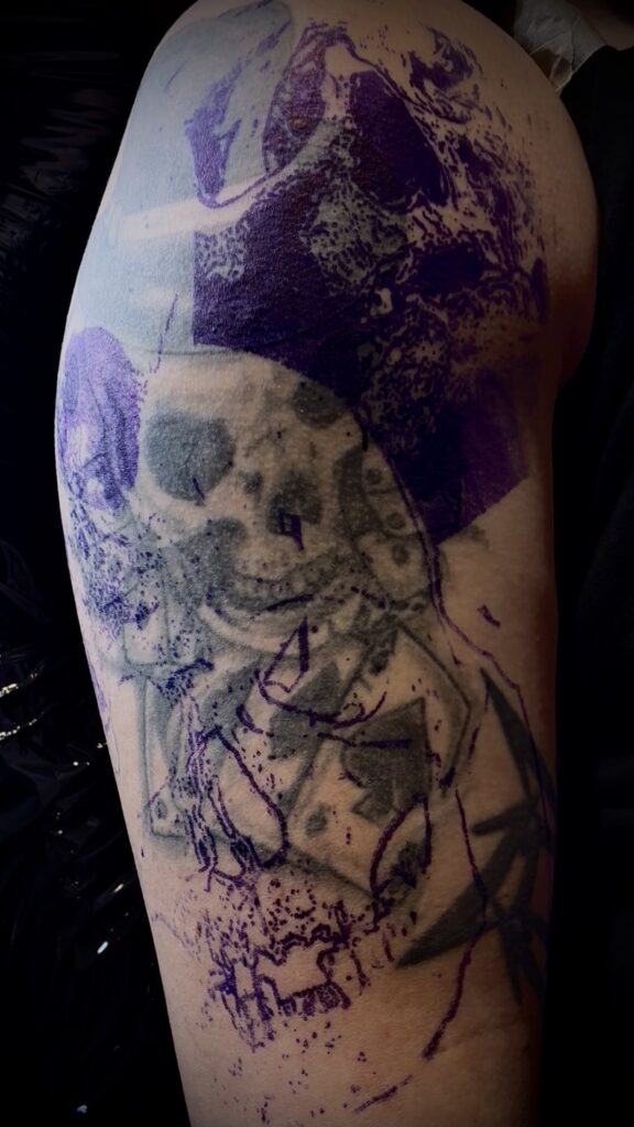 Tatuaje de Cobertura Pájaro Carpintero INKsbruck Tattoo Studio en Innsbruck