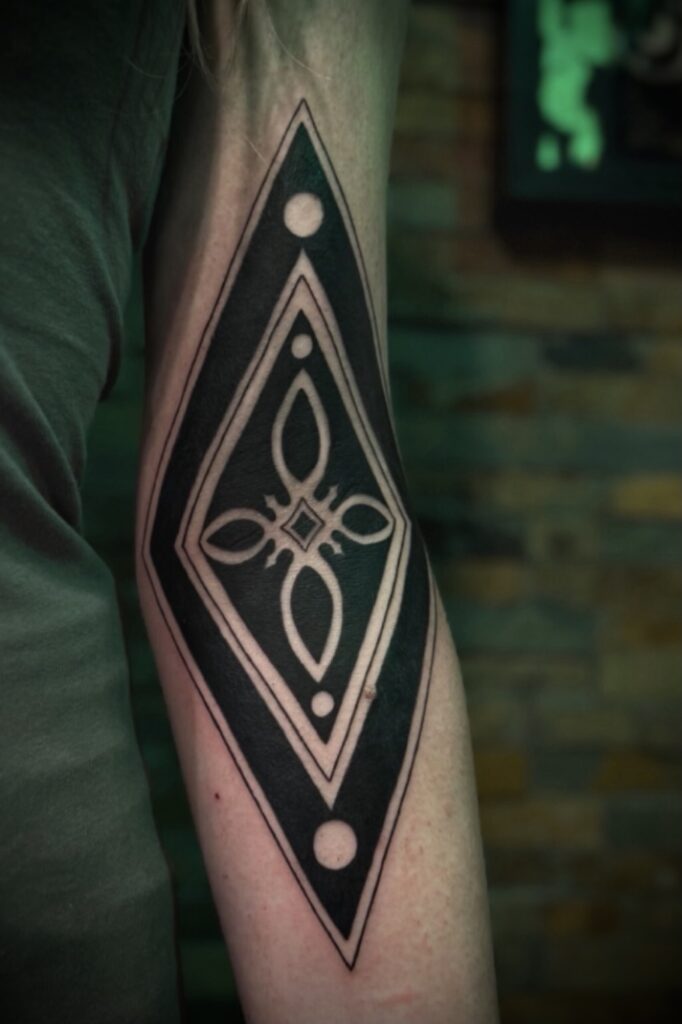 Estudio de tatuaje blackwork Pájaro carpintero Innsbruck