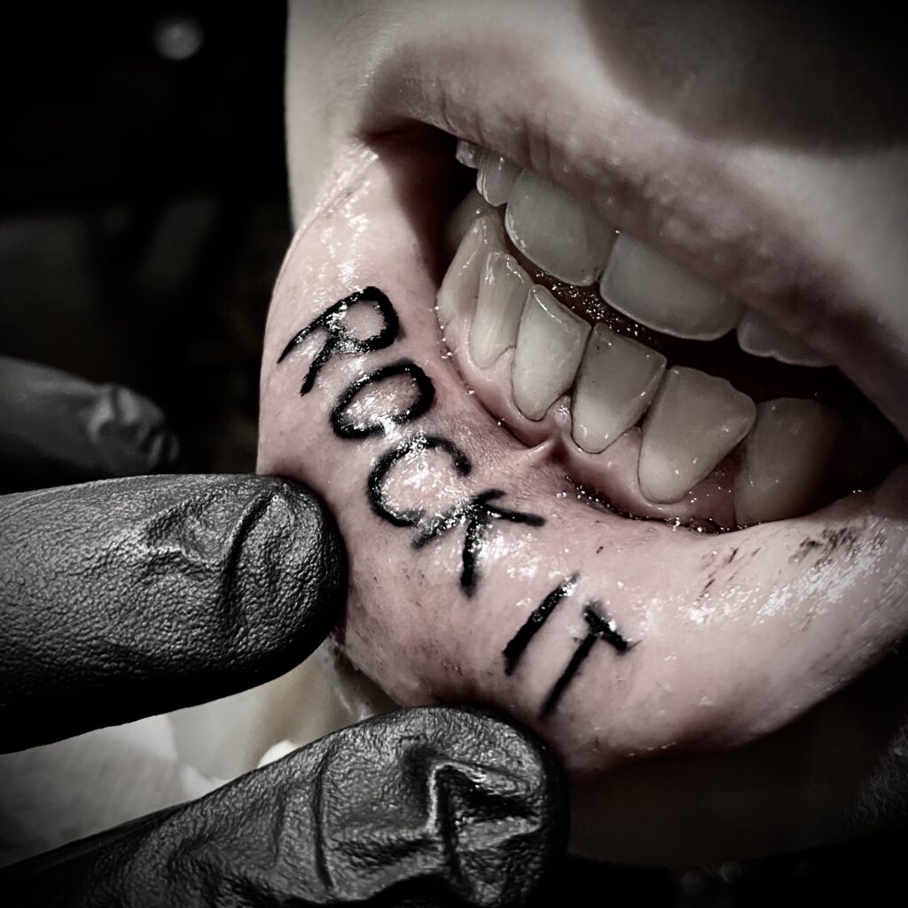 Lippen Tattoo in Innsbruck Woodpecker INKsbruck