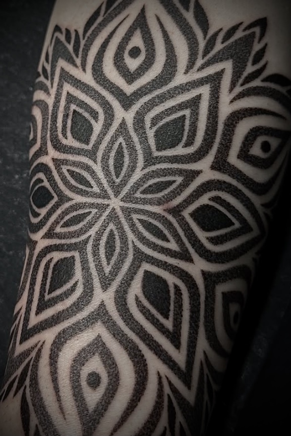 Tatuajes de puntillismo en Woodpecker en Innsbruck