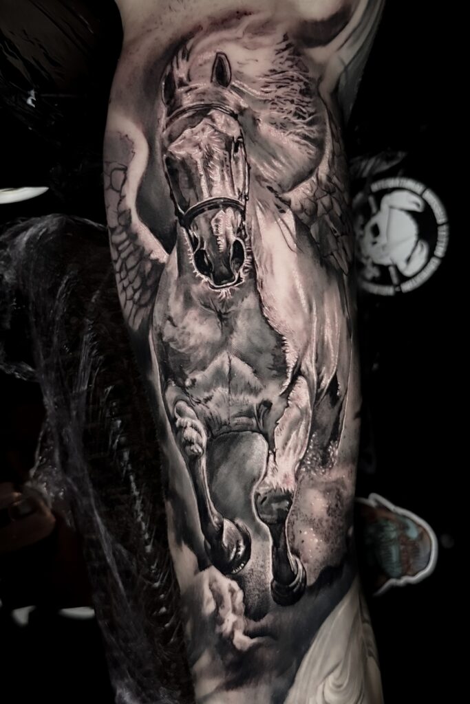 Tatuaje realista de caballo realizado en Innsbruck