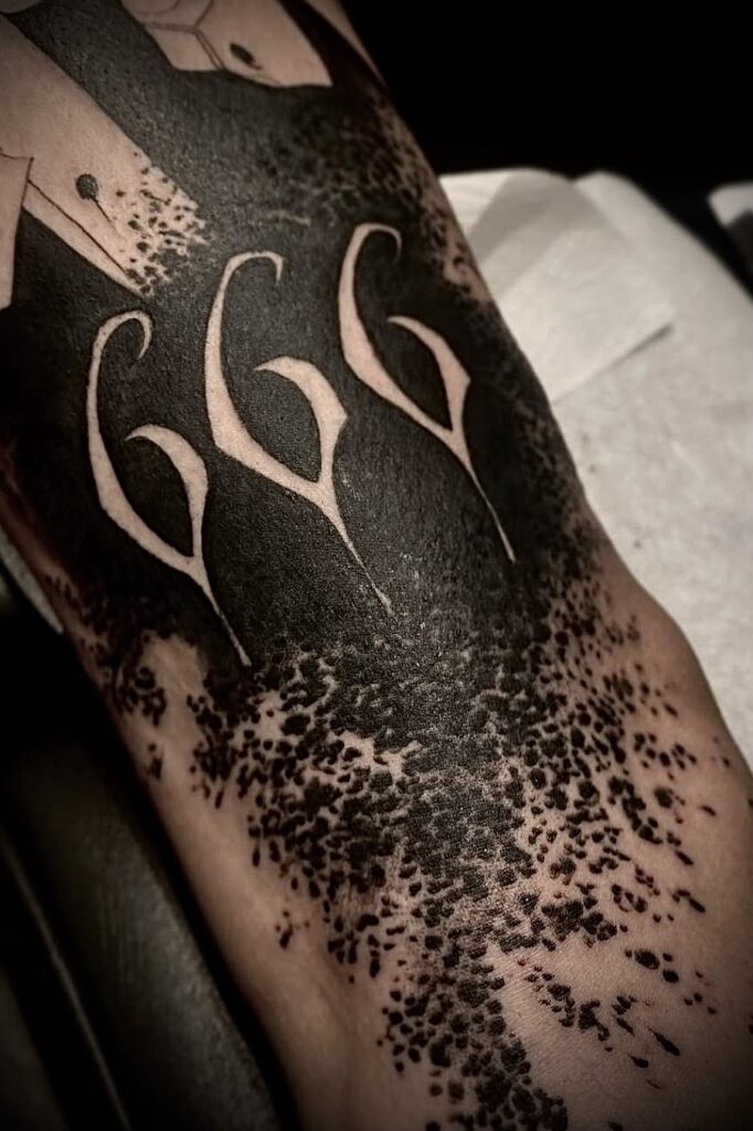 Tatuaje de caligrafía con escritura gótica en Woodpecker Studio en Innsbruck