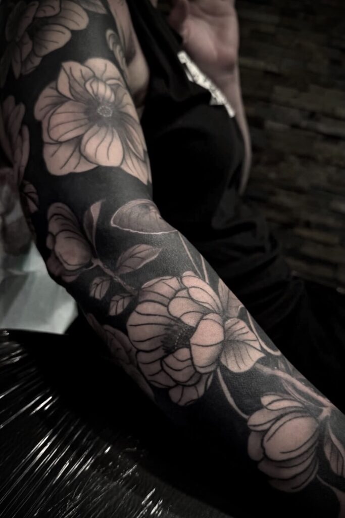 Estudio de Tatuajes Blackwork Flower Pájaro carpintero Innsbruck