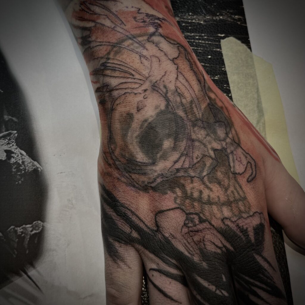 Cover-Up Tattoo Innsbruck beim Arbeiten