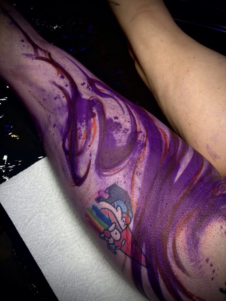Brush Stroke Tattoo beim vorzeichnen im Tattoo Studio Innsbruck