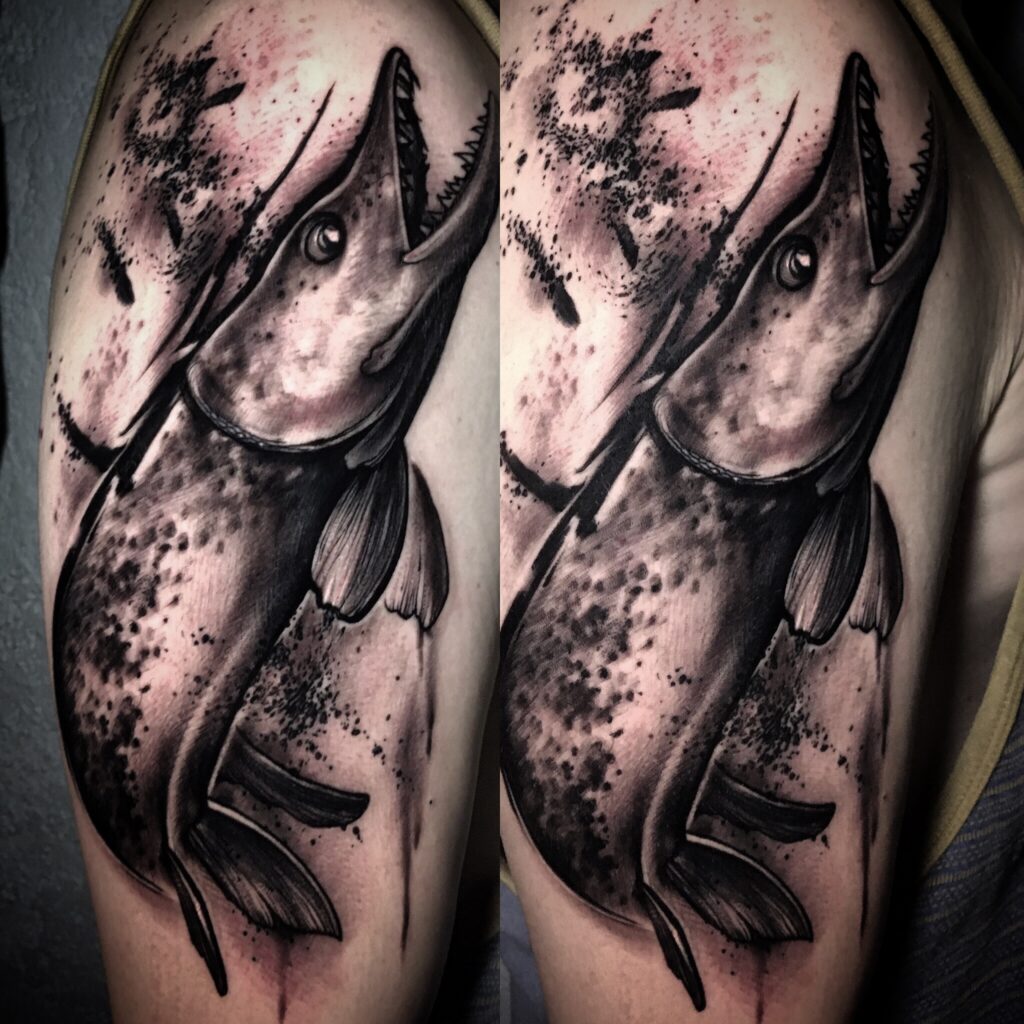 Hecht Tattoo - Angler Tattoo mit Splash & Brush Stroke Tattoo Hintergrund 